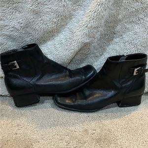 Villager Marinette Women’s Leather Square Toe Bootie. Size 6.5